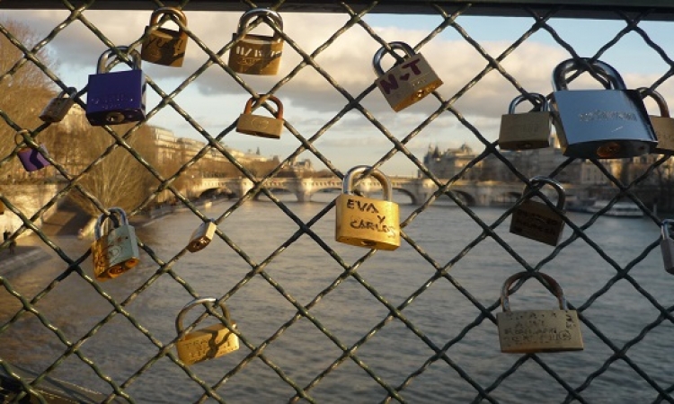 باريس تترصد للعشاق وتنزع أقفال الحب بجسر الفنون
