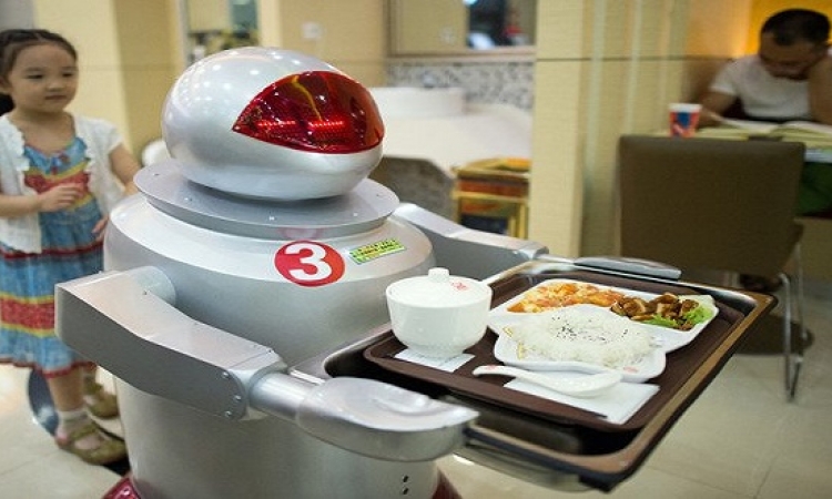 المستقبل لهم .. روبوتات إيترى تقدم لك الطعام فى الصين
