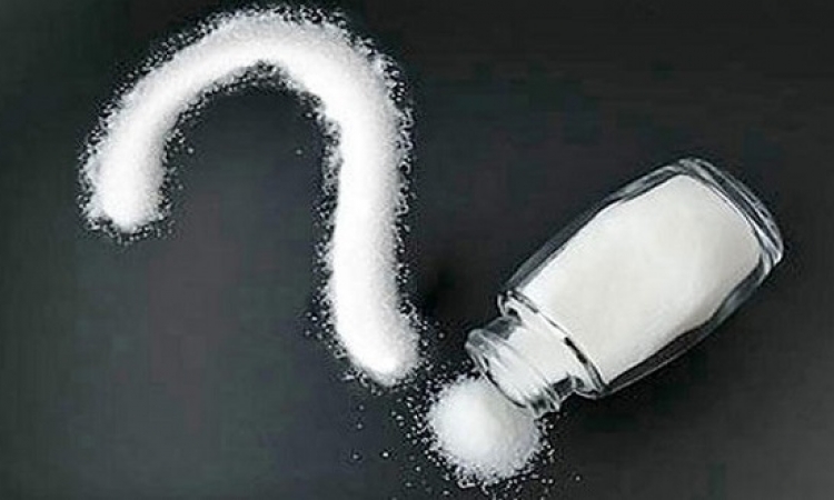 الملح يساعد على تخفيف وإزالة رقائق القشرة بفروة الرأس