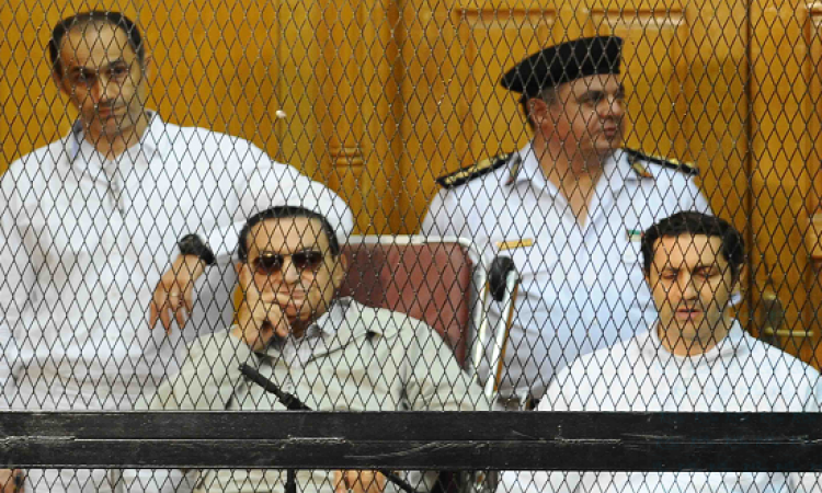 بعد حكم قضية القصور الرئاسية .. التحفظ على مبارك ونجليه لحين حساب مدة الحبس