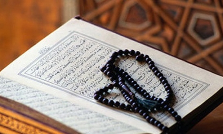 جزائرية بحنجرة مرنة تمكنها من قراءة القرآن كعبد الباسط عبد الصمد