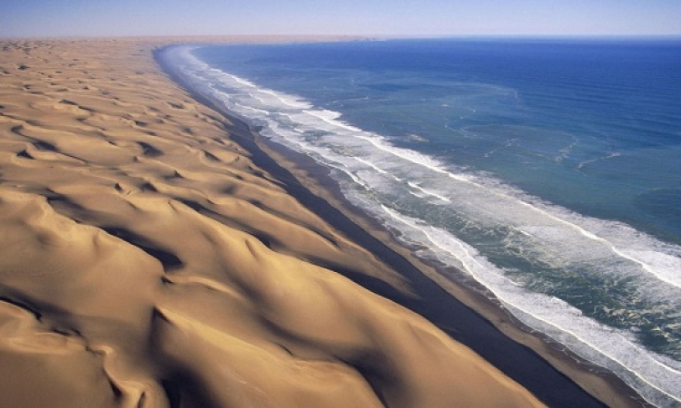 سحر جمال صحراء ناميبا .. عندما يلتقى الصحراء والمحيط