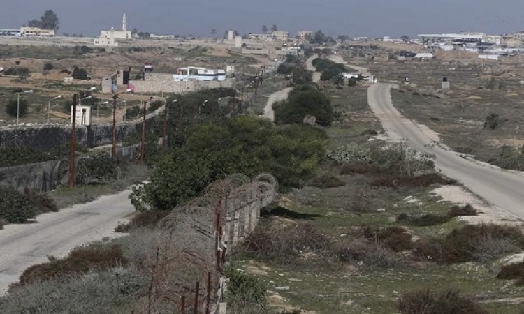 القوات المسلحة تحفر خندقا على امتداد حدود غزة لمنع التهريب