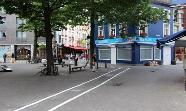 بلجيكا تخصص شارع لمستخدمى الهواتف الجوالة