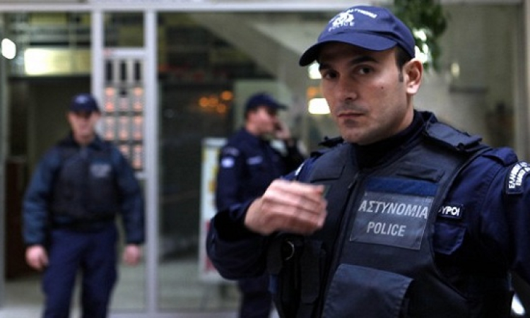 شرطة اليونان يحتجون على حقهم فى دخول الحمام.. هى وصلت لكده