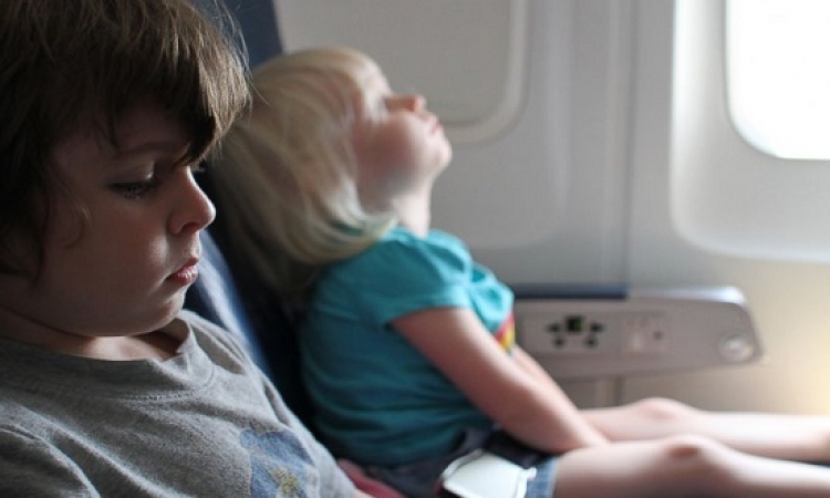 كيف تخففِ ألم أذنى الطفل على الطائرة؟