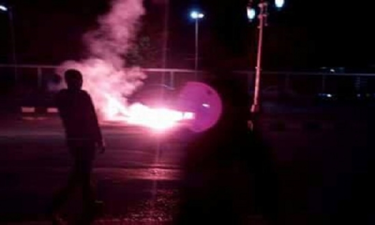 الإخوان يقطعون الطريق الرئيسى بمدينة الفيوم والشرطة تتدخل