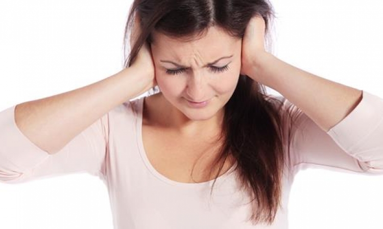 ما هى  أسباب وأعراض وجع الأذنين الشديد ؟!