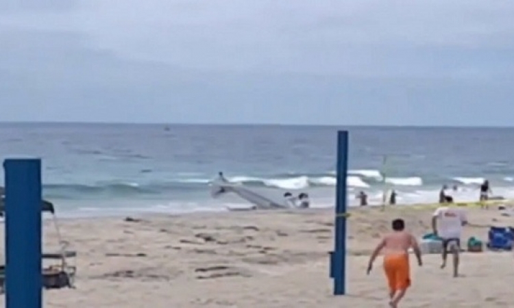 سقوط طائرة على شاطئ سياحى بكاليفورنيا