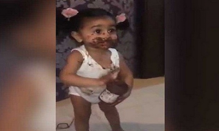 بالفيديو ..طفله تنكر.. مش انا اللى أكلت الشيكولاتة