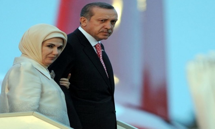 بالصور.. أردوغان وزوجته ودعوة مثلية متحولة على إفطار رمضان