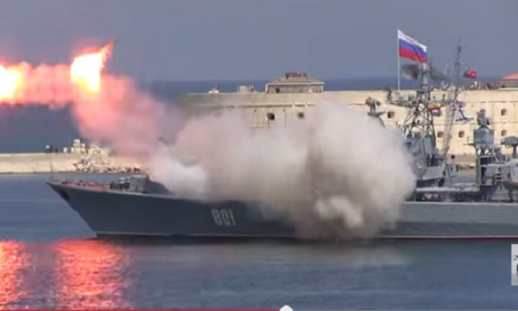 بالفيديو .. فشل إطلاق صاروخ من الأسطول الروسى أثناء احد الاستعراضات