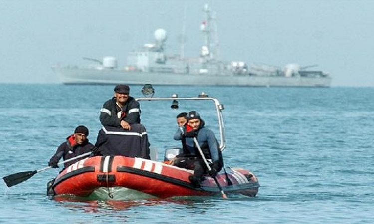 البحرية التونسية تنقذ 9 اشخاص بعد غرق مركبهم وبينهم أطفال