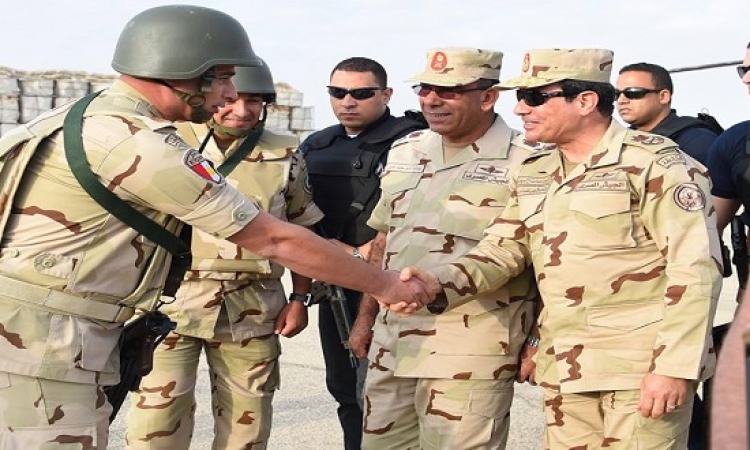 بالفيديو .. السيسى يتفقد قوات الجيش والشرطة فى شمال سيناء بالزى العسكرى