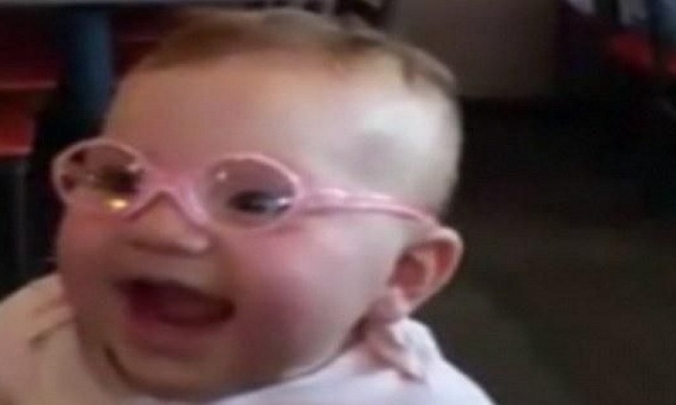 بالفيديو .. ردة فعل سعيدة لطفلة صغيرة أول مرة ترى ولديها بعد إرتداء النظارة