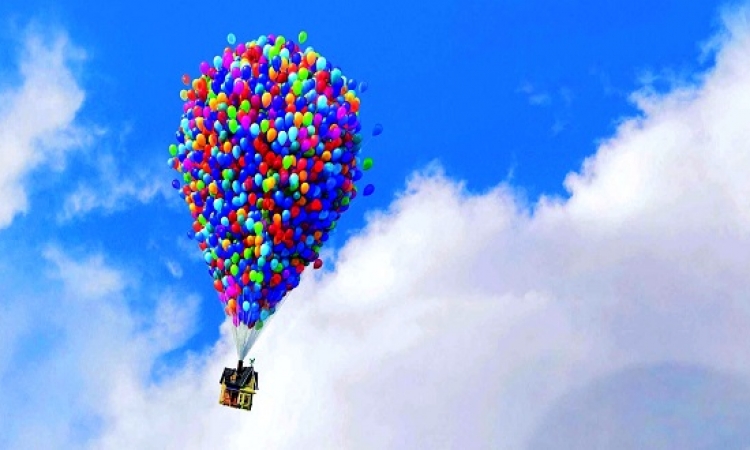 بالفيديو .. كندى يقلد فيلم “UP” ويطير باستخدام البالونات