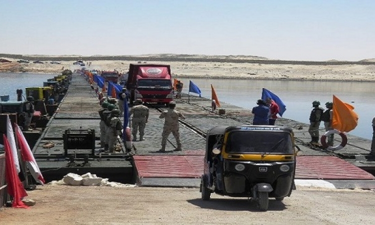 بالصور .. الجيش يبدأ تشغيل أول كوبرى عائم على قناة السويس