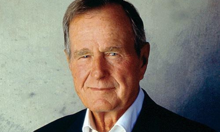 نقل بوش الأب إلى المستشفى إثر إصابته بكسر في العنق