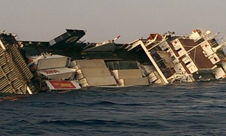بالصور .. القوات البحرية تتمكن من إنقاذ طاقم سفينة البضائع الغارقة فى البحر الأحمر