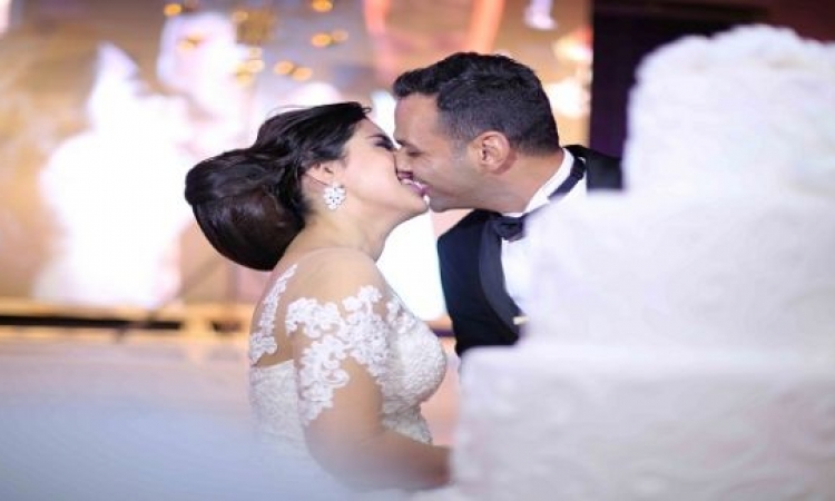 10 صور جديدة من زفاف ايتن عامر .. ابرزها الورد وقبلة العروس ومحمد رمضان