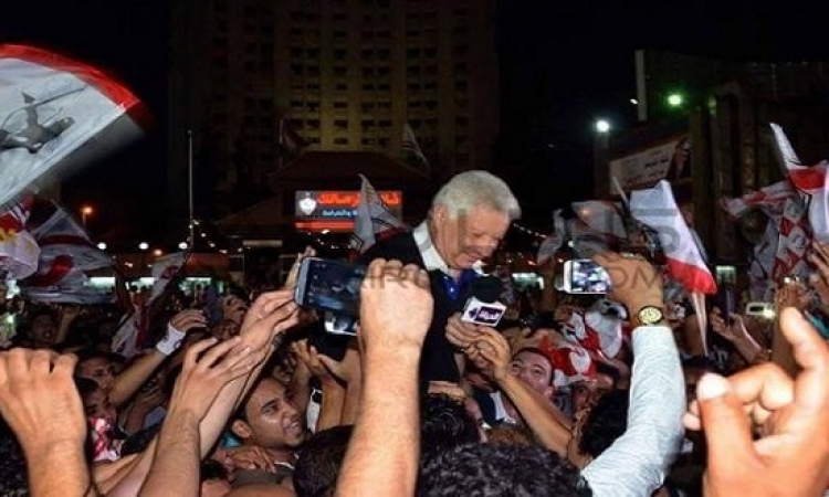 مرتضى منصور يلتقط صورًا مع المعجبين فى جلسة توفيق عكاشة