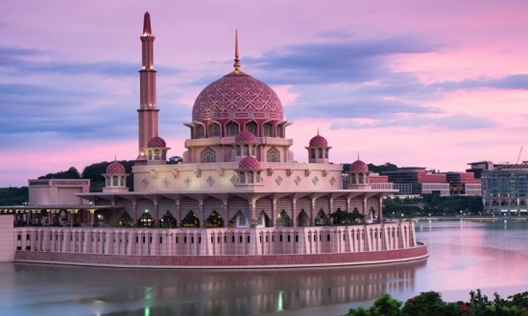 مسجد بوترا جايا الماليزى .. عندما يصبح للجمال والروعة عنوان