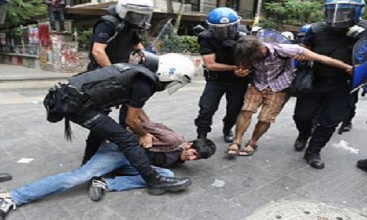 أثناء احتجاجات الأتراك.. تركيا تعتقل صحافيين بريطانيين لهذا السبب!