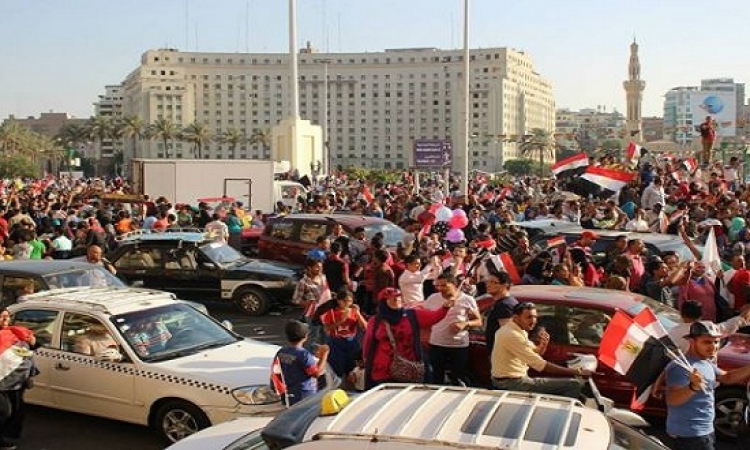 تزايد أعداد المحتفلين على ميدان التحرير للاحتفال بقناة السويس الجديدة