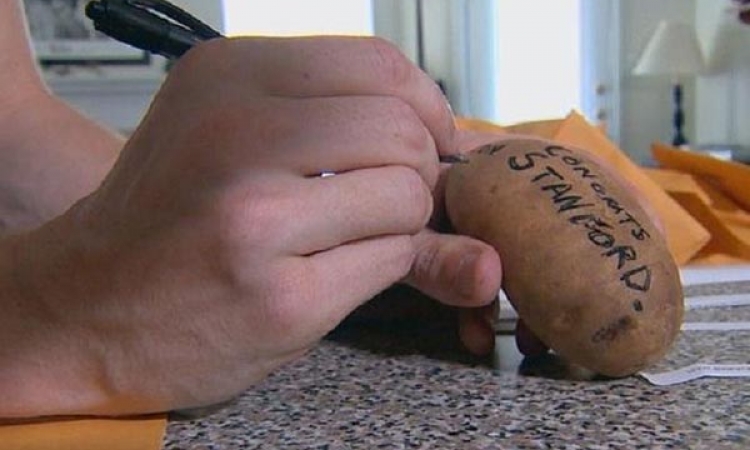 بالصور .. لم يتوقع المكسب .. آلاف الدولارات شهريًا بسبب الكتابة على البطاطس !!