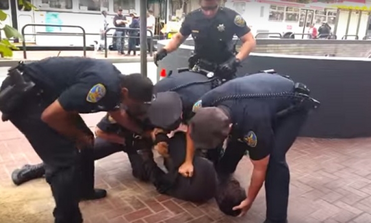 فيديو صادم .. رجال شرطة أمريكيين يعتدون على أسود معاق .. الإنسانية الأمريكية !!