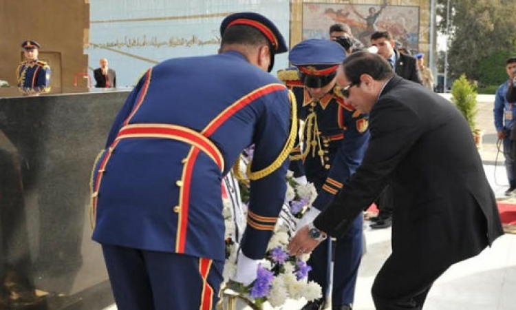 السيسى يضع إكليل الزهور على قبر الجندى المجهول فى ذكرى تحرير سيناء