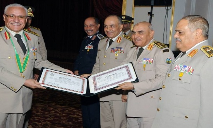 بالصور .. تكريم وزير الدفاع لقادة القوات المسلحة المحالين للتقاعد
