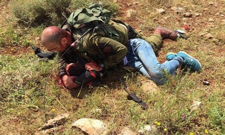 فلسطينى يطعن شرطى إسرائيلى برأسه