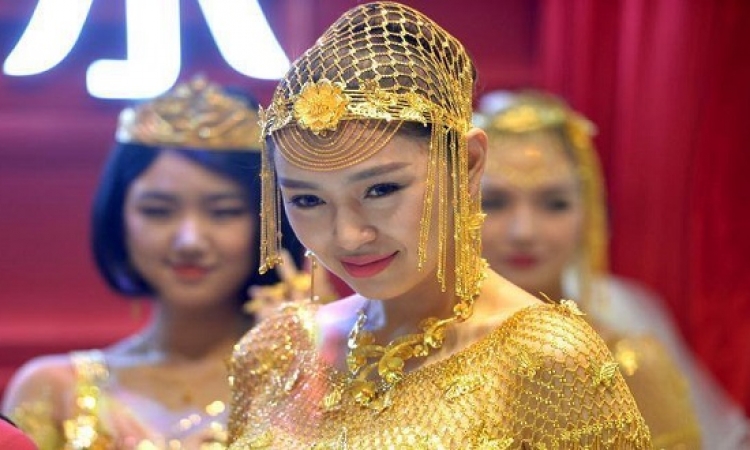 فساتين الزفاف بالذهب فى الصين