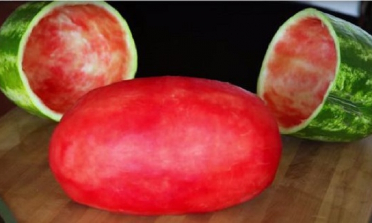 بالفيديو .. طريقة مبتكرة لتقطيع البطيخ .. الاحتفاظ بها كاملة داخل القشرة