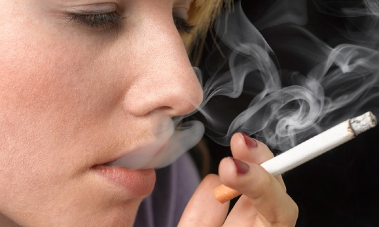 النساء يقلعن عن التدخين اسرع من الرجال