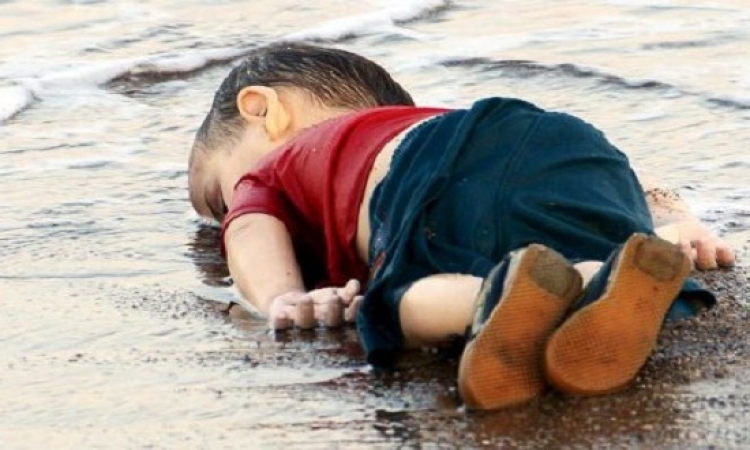 بالفيديو .. الطفل السورى الغارق الذى هز العالم لحظة انتشاله