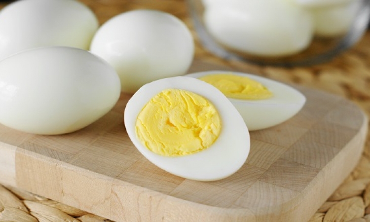 عالم أسترالى يخترع طريقة لإعادة البيضة نيئة بعد سلقها .. آه وهيستفيد إيه بقى؟