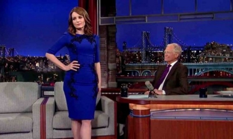 بالفيديو .. تينا فاى تخلع ملابسها على الهواء مباشرة فى The Late Show