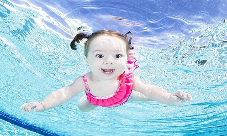 بالصور .. أطفال رضع يغوصون بمهارة تحت الماء .. لأ ومن غير عوامات ولا أكسجين !!