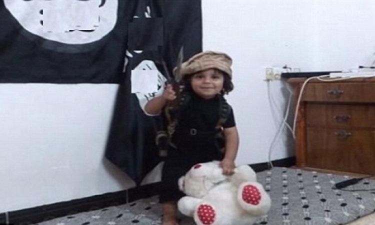 بالصور .. طفل داعشى يتعلم إعدام دميته حرقًا .. عندما تموت البراءة!!