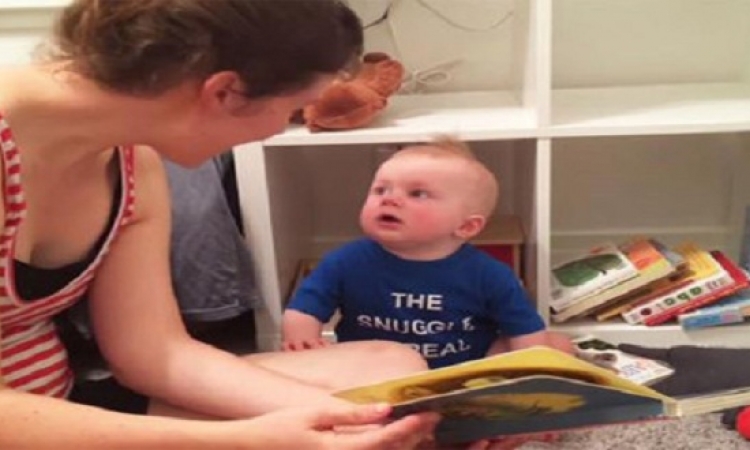 بالفيديو .. رد فعل غريب لطفل بعد توقف والدته عن قراءة القصة له