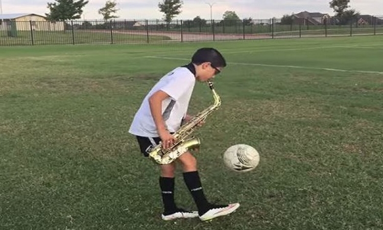 بالفيديو .. طفل مذهل يعزف ساكسفون وينطط الكرة .. فى نفس ذات الوقت !!