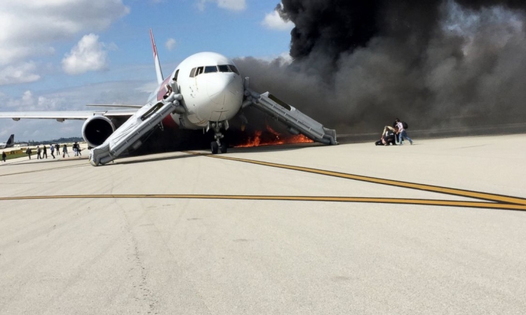 بالصور.. حريق فى طائرة أمريكية بمطار فورت