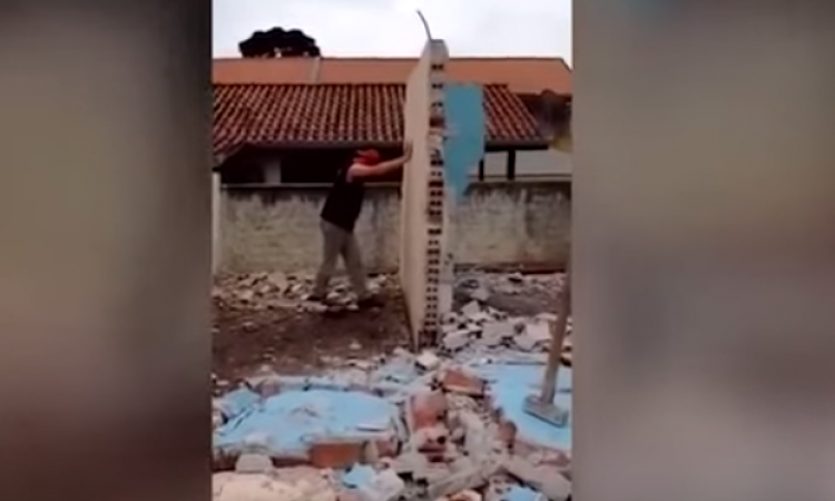 بالفيديو .. عامل يستعرض قوته فيسقط عليه الحائط .. هو اللى جابه لنفسه !!