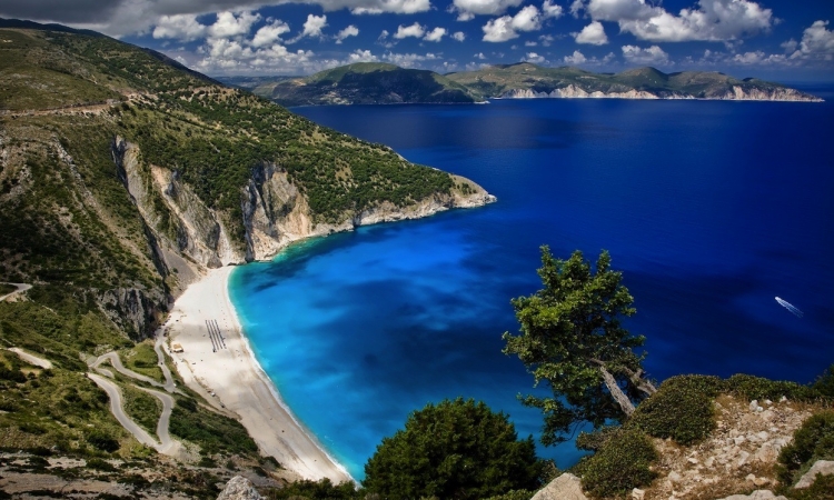 شاطئ ميرتوس فى اليونان .. جمال ساحر وألوان خلابة