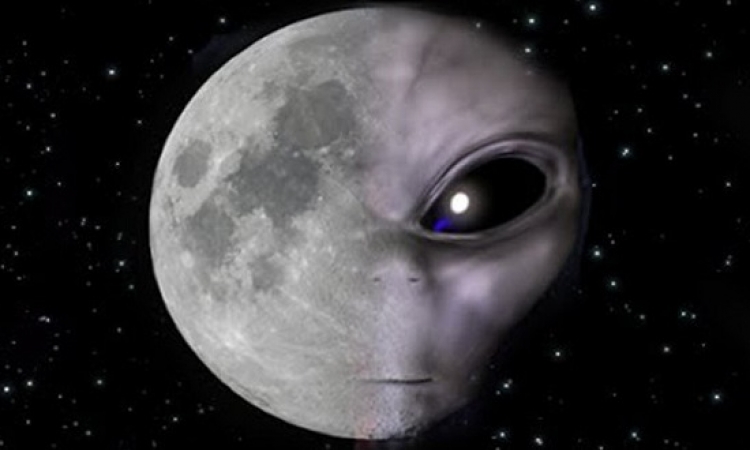 بالصدفة .. رواد فضاء أمريكيون يصورون طبقا طائرًا على سطح القمر !!