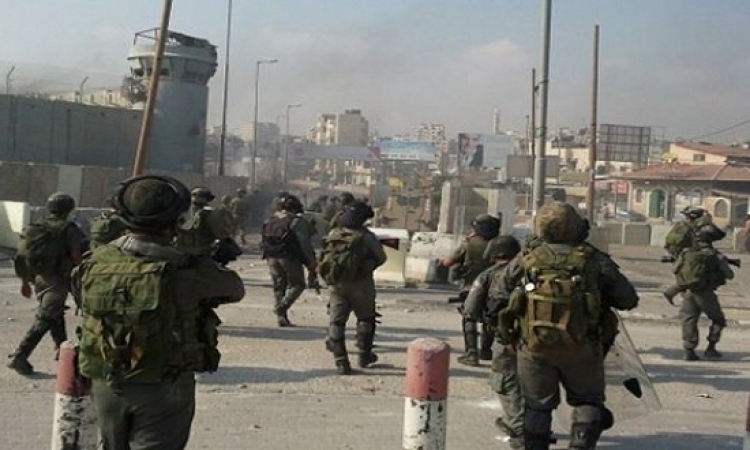 بالفيديو .. الجيش الإسرائيلى يفبرك عملية طعن من أجل إعدام فلسطينى
