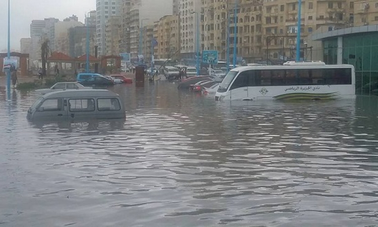 بالصور .. الأسكندرية تغرق بسبب الأمطار .. ده إحنا لسه ف الأول !!