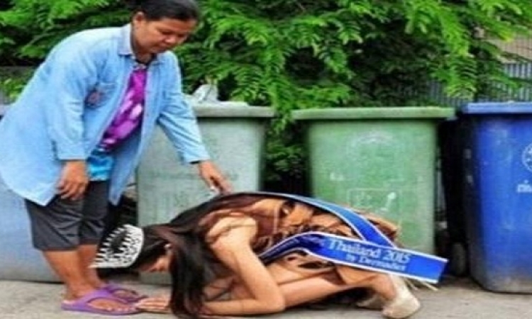 بالصور .. ما سر تقبيل ملكة جمال تايلاند لقدم عاملة النظافة ؟!‍